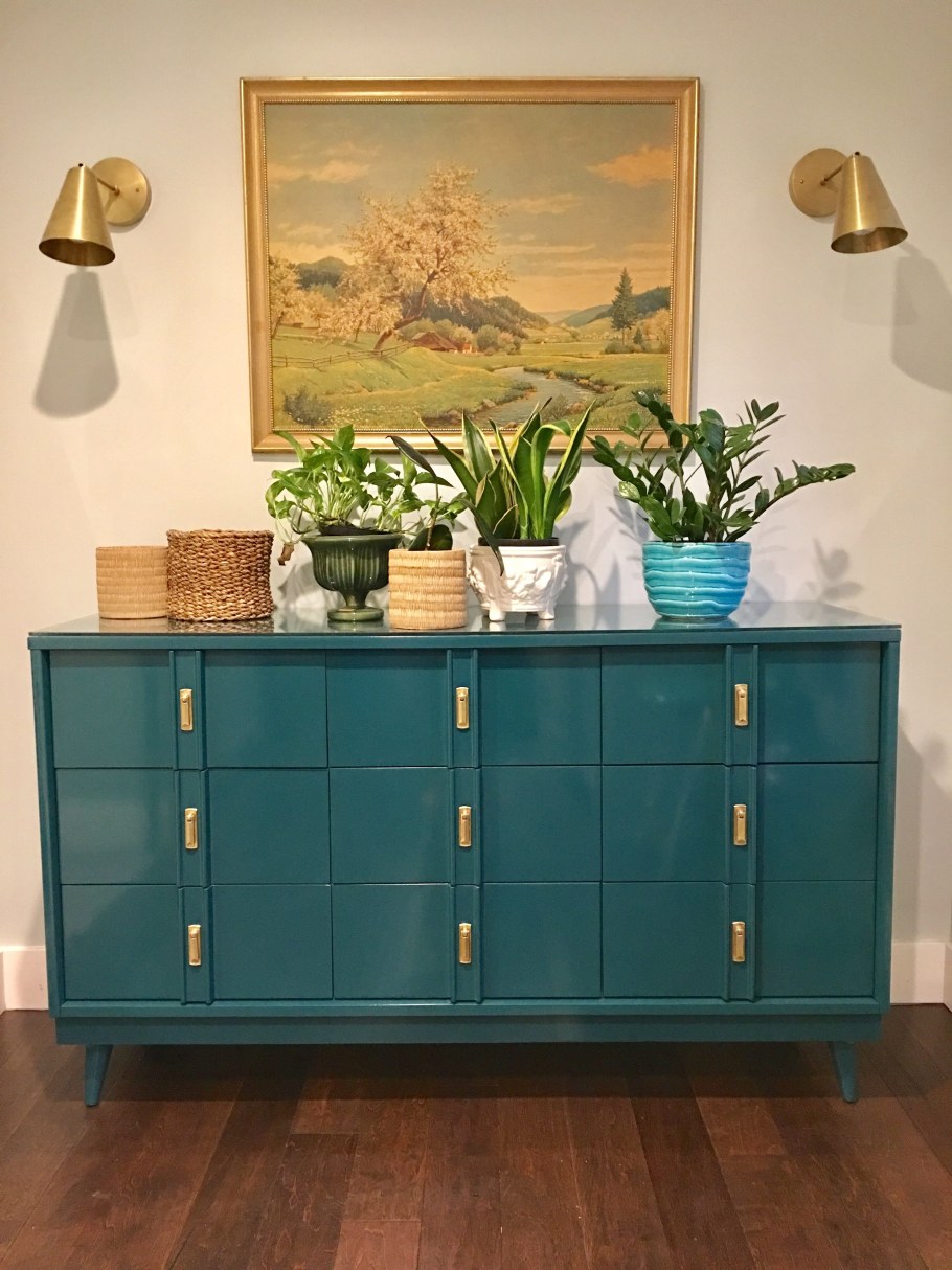 Комод лазурного цвета в интерьере гостиной