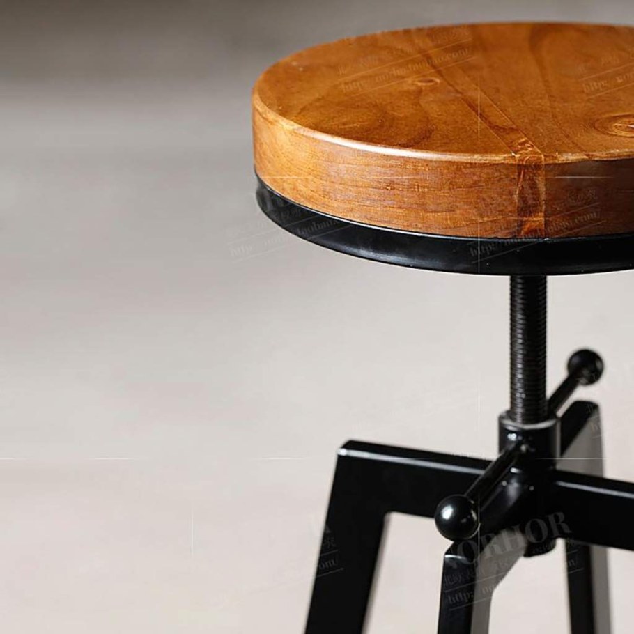 Табурет деревянный вращающийся