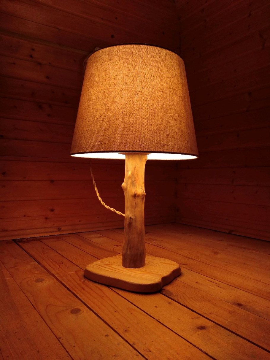 Настольная лампа из дерева