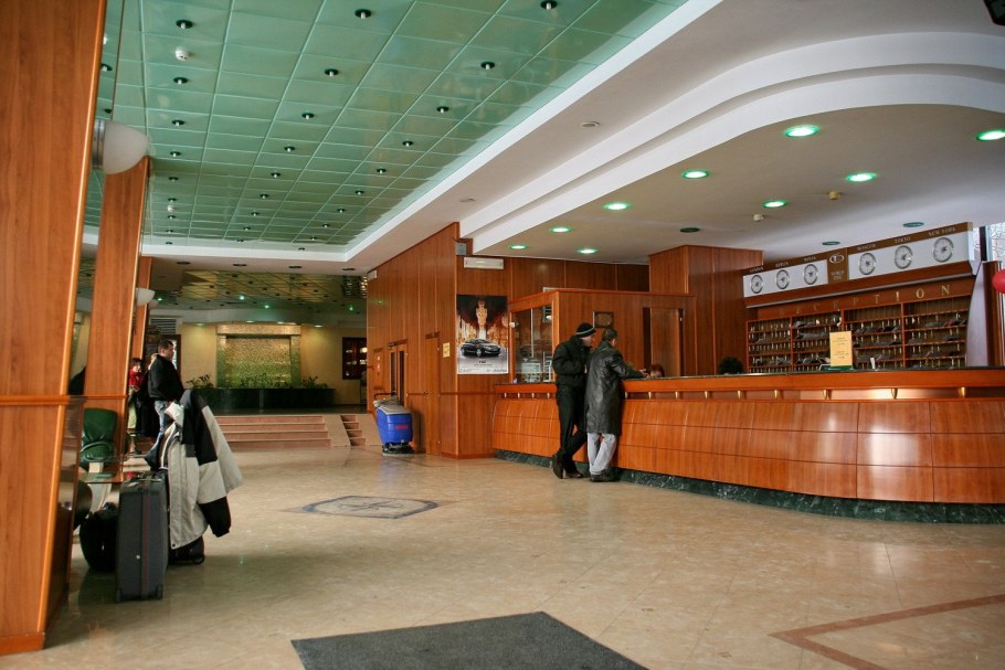 Вестибюль гостиницы космос