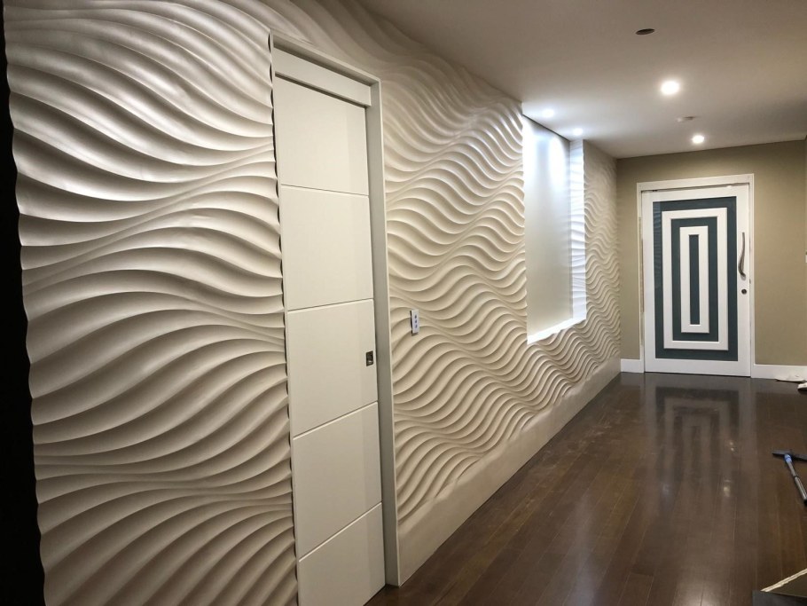 Гипсовые панели около двери