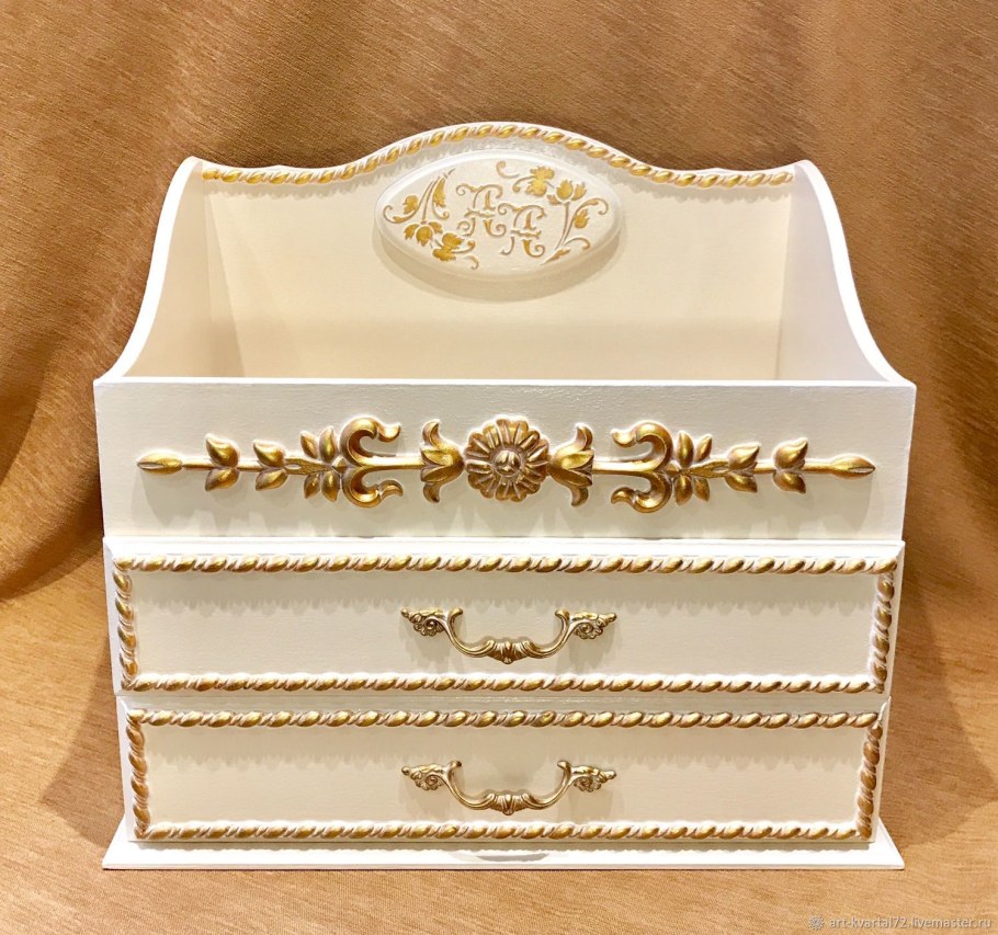 Декор комодика для косметики