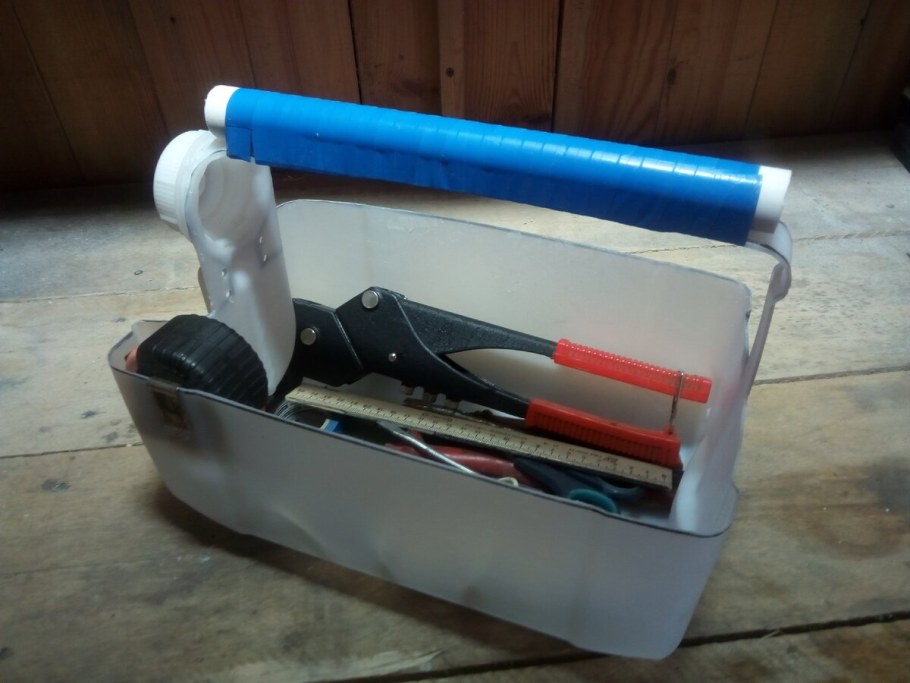 Ящик для инструментов из пластиковой канистры