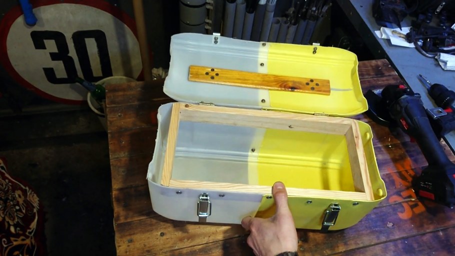 Ящик для инструментов из канистры