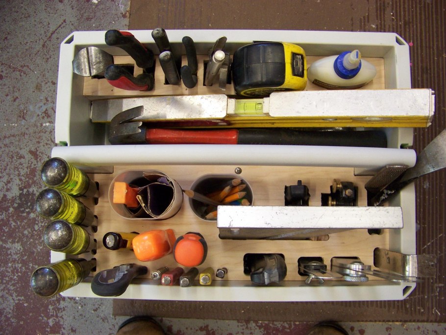 Ящик для инструментов из канистры