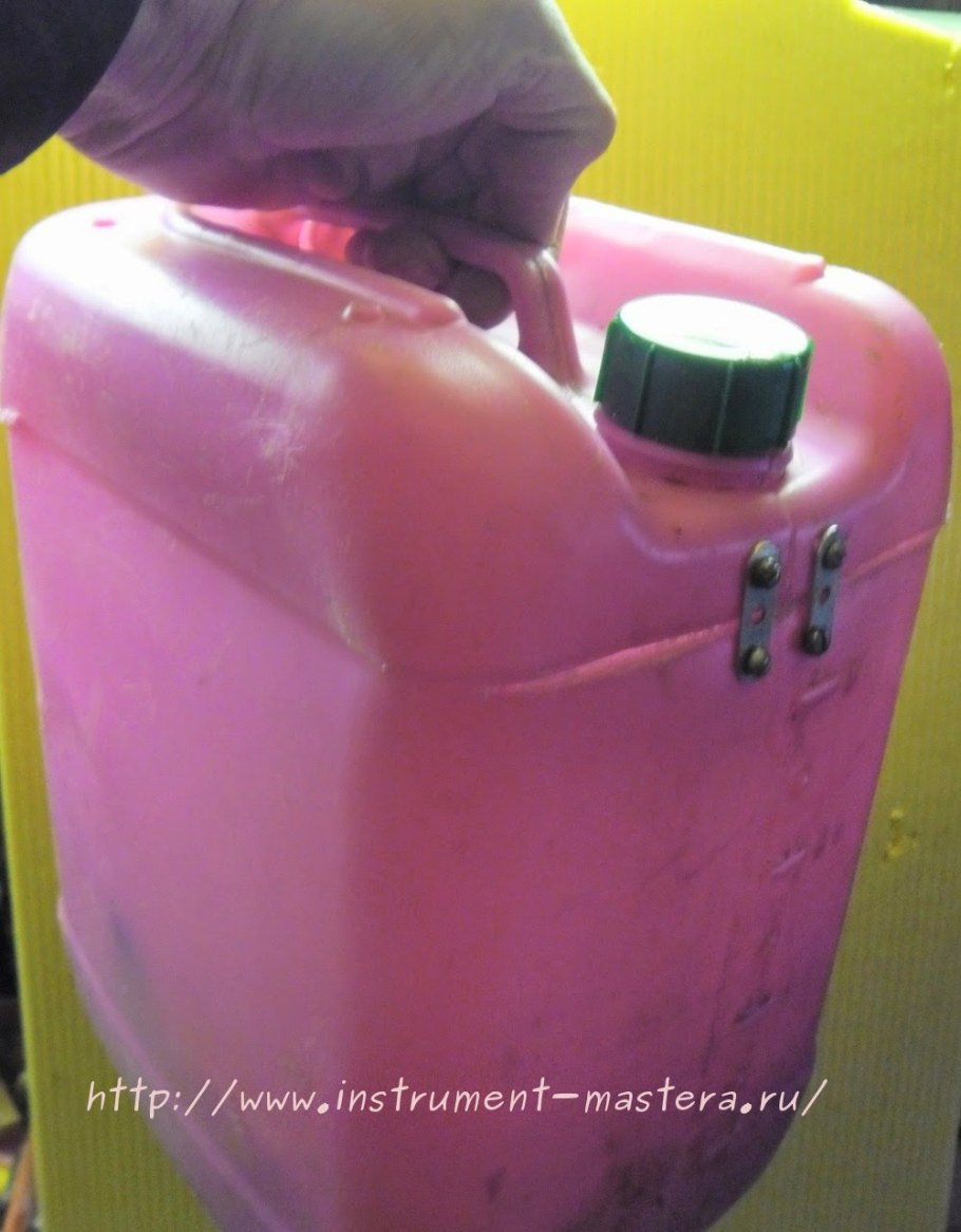 Ящик для инструментов из пластиковых канистр