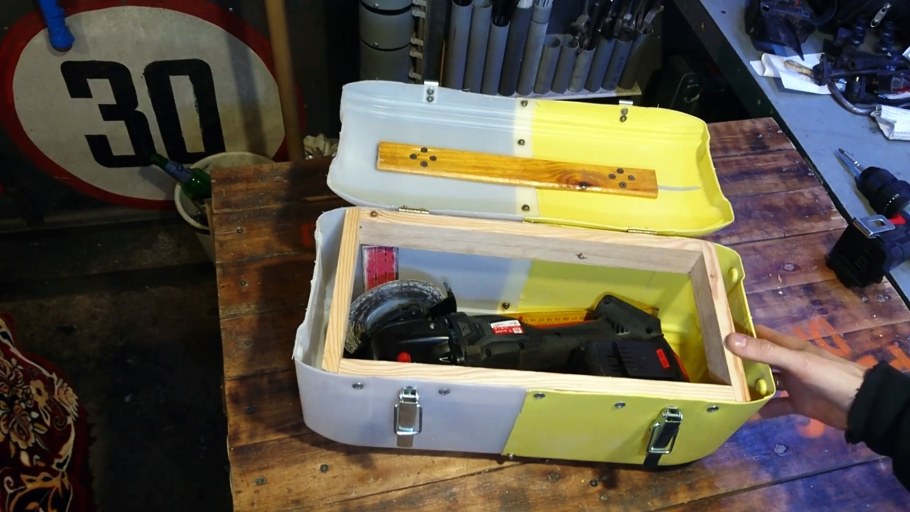 Ящик из пластиковой канистры