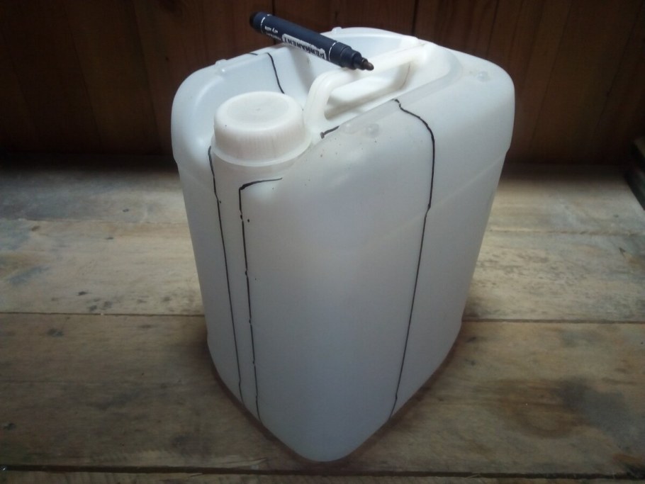 Ящик для инструментов из пластиковой канистры