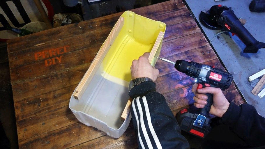 Ящик для инструментов из канистры