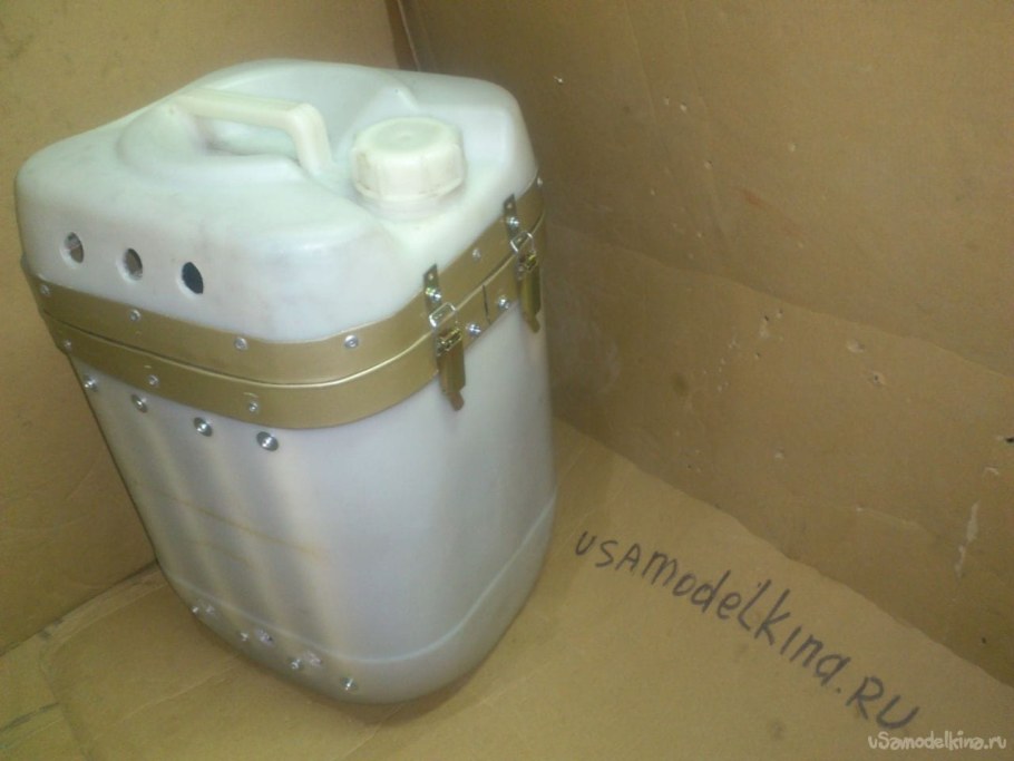 Ящик из канистры