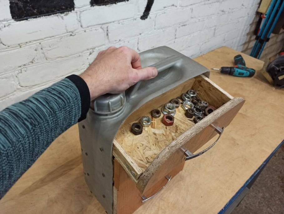 Ящик для инструментов из канистры