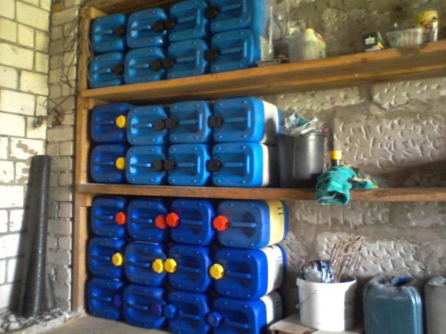 Стеллаж из канистр в гараже