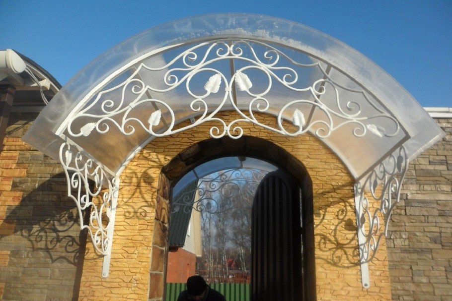 Кованые арки над калиткой