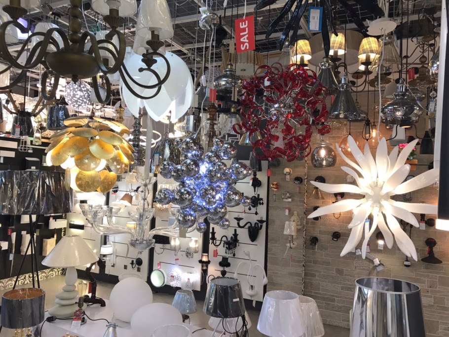 Большой магазин светильников в Москве