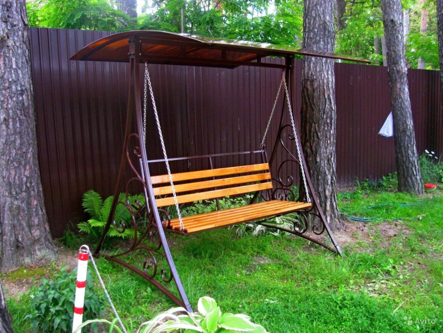Качели с навесом