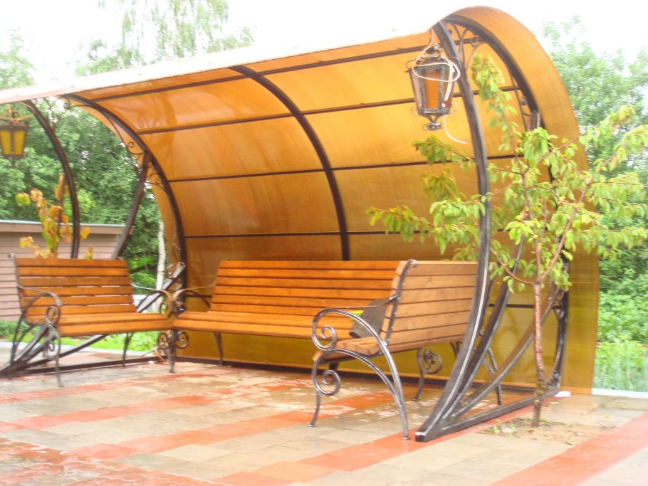 Лавочка с навесом из поликарбоната