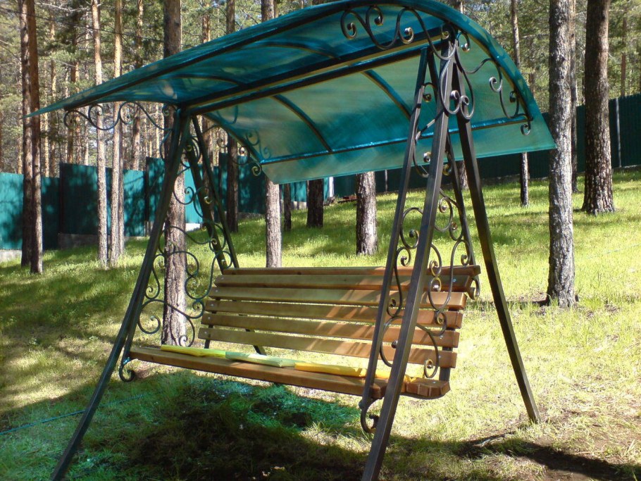 Беседка для дачи из металла с качелей
