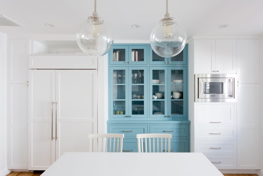 Кухня в светлых тонах с буфетом