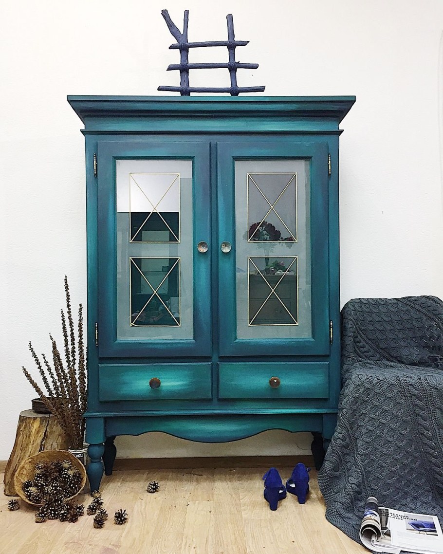 Синий сервант