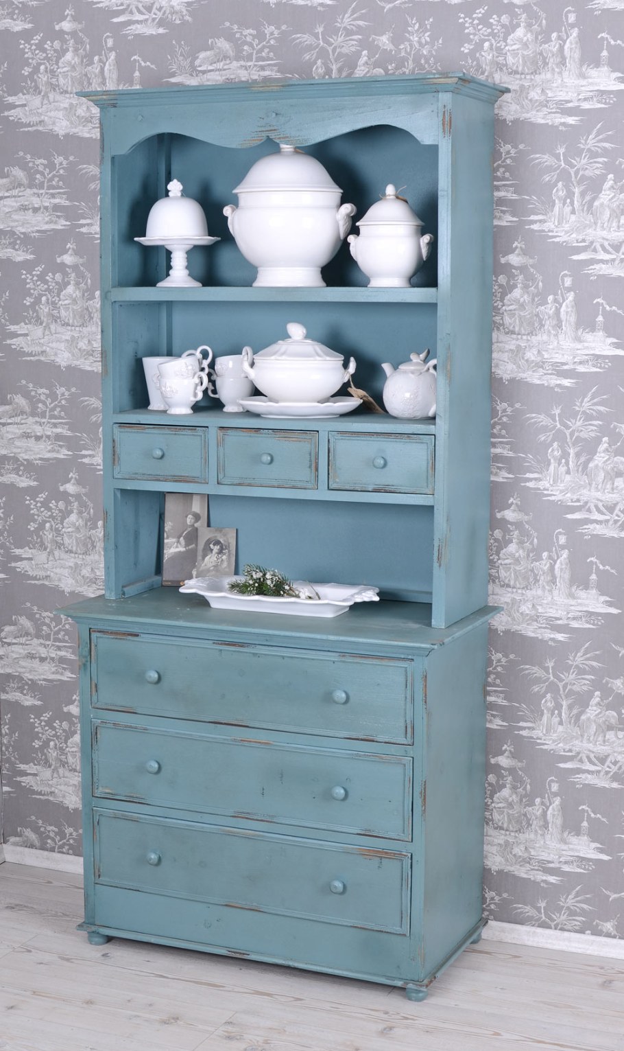 Синий сервант