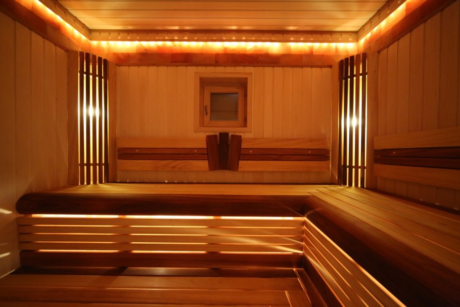Баня с подсветкой внутри