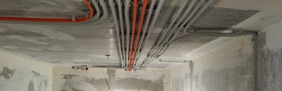 Прокладка трубопроводов по потолку в квартире