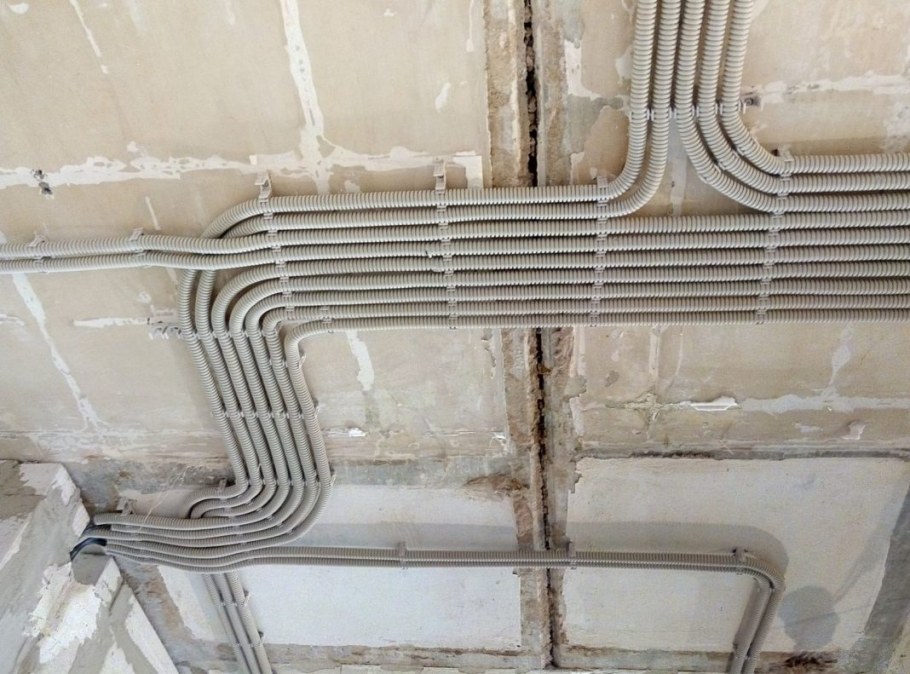 Прокладка электрики по потолку