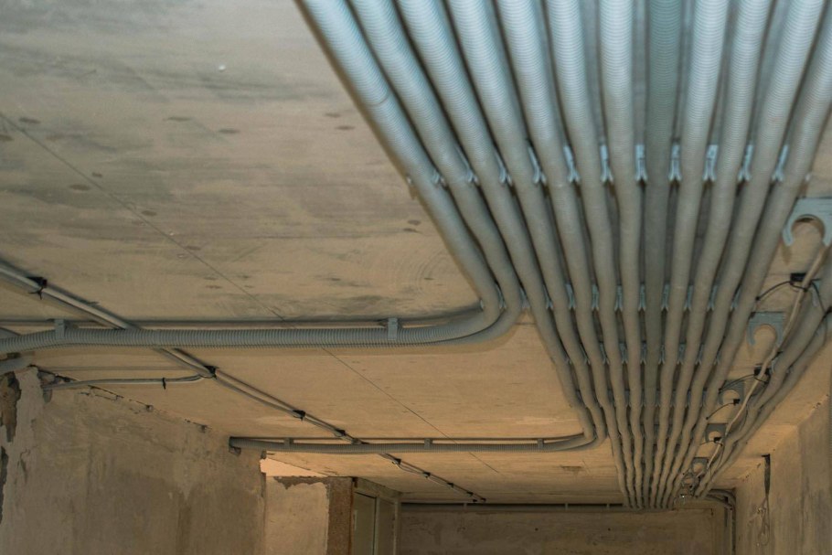 Прокладка кабеля в гофре