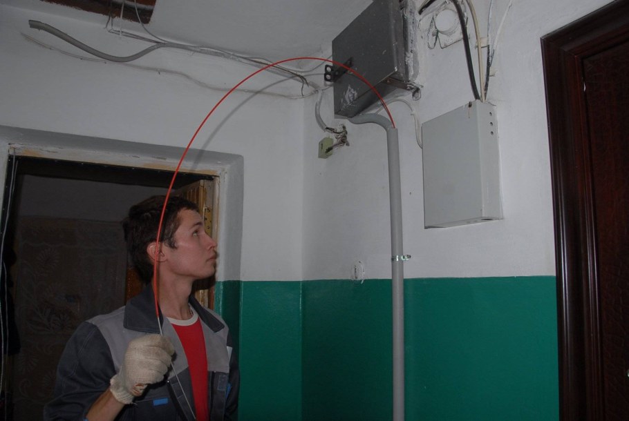 Провода в подъезде