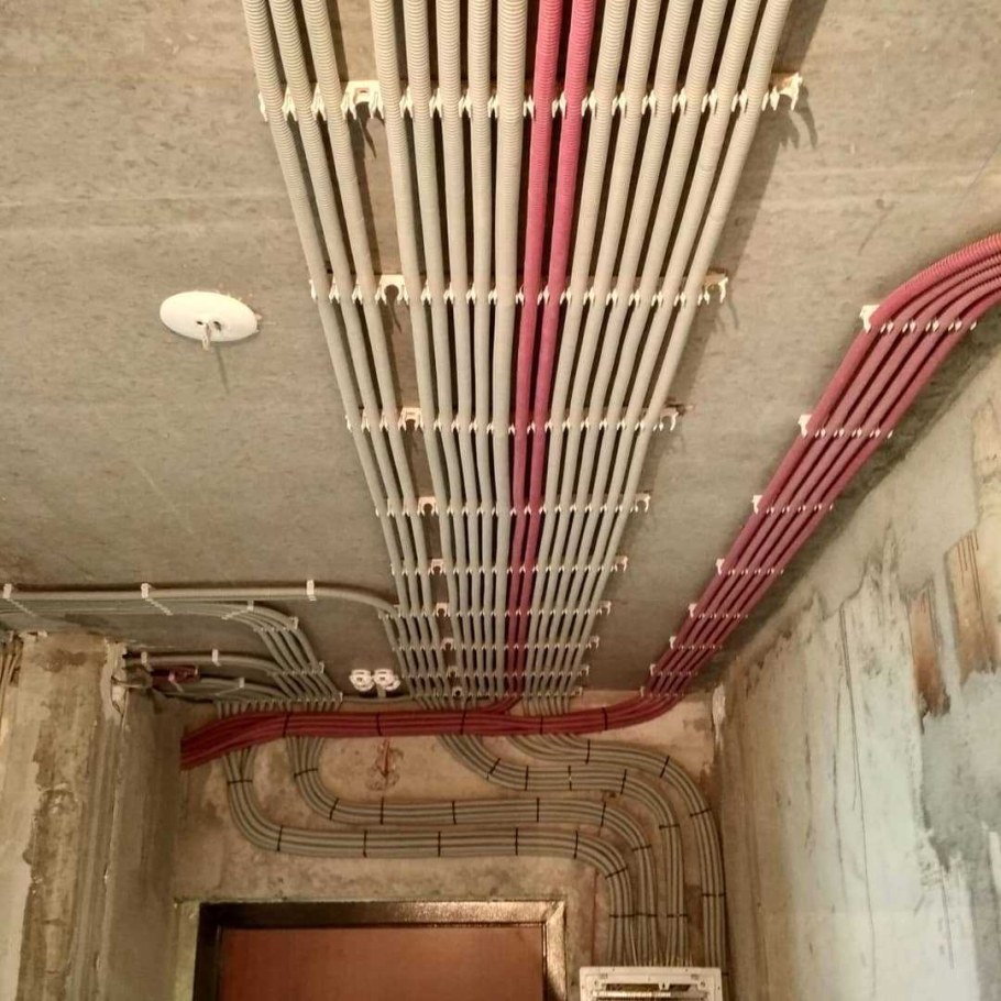 Прокладка кабеля в гофре по потолку