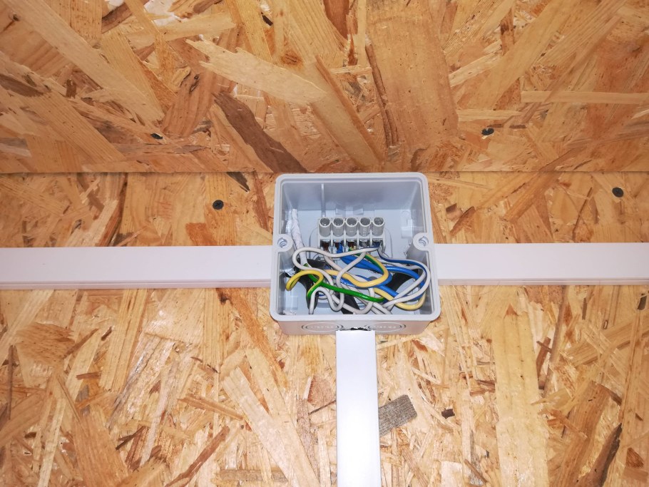 Накладная распаячная коробка для кабель канала