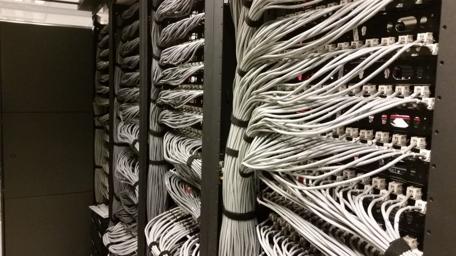 Провода в серверной
