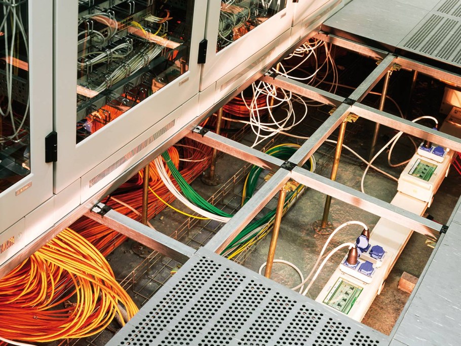 Вентиляционные решетки в серверной фальшпол узел