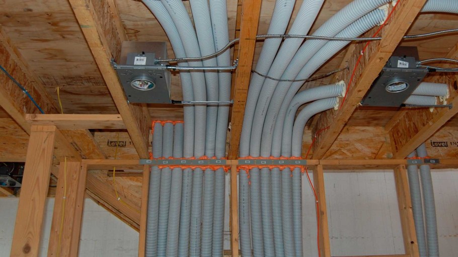 Прокладка электрики в каркасном доме