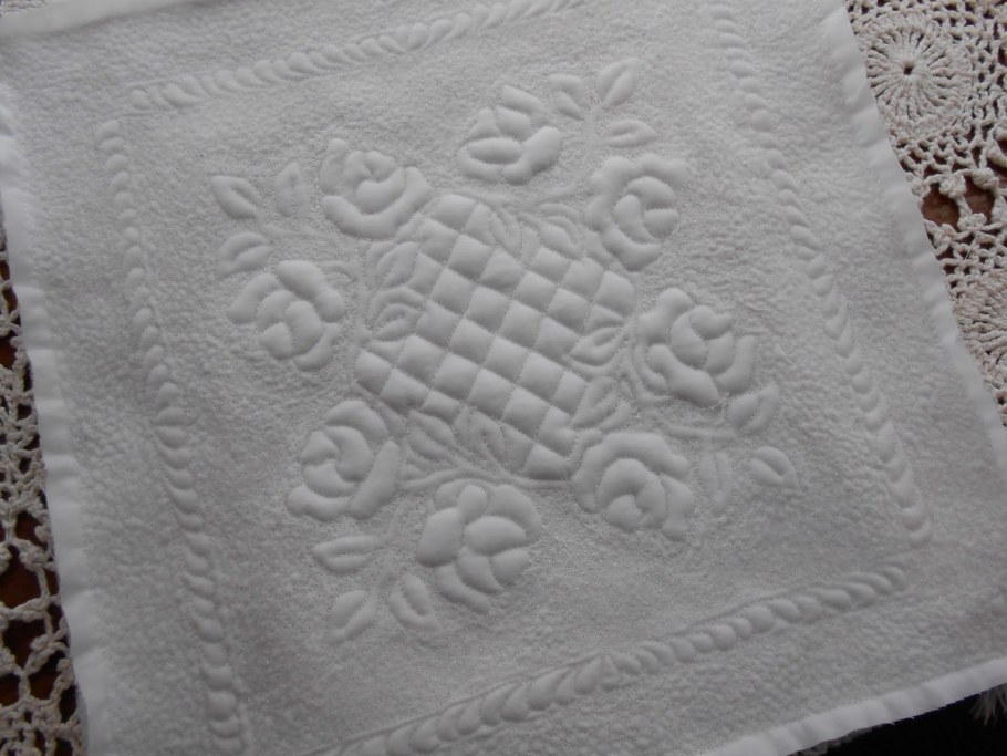 Вышивка с объемными элементами трапунто