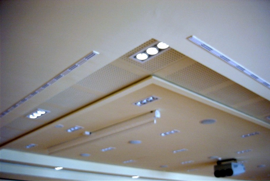 Вентиляционная решетка в потолке