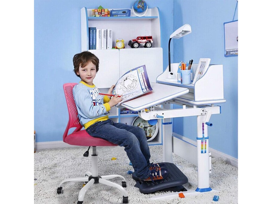 Детский столик для учебы