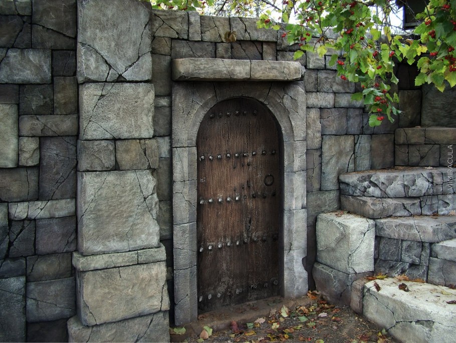 Дверь из камня