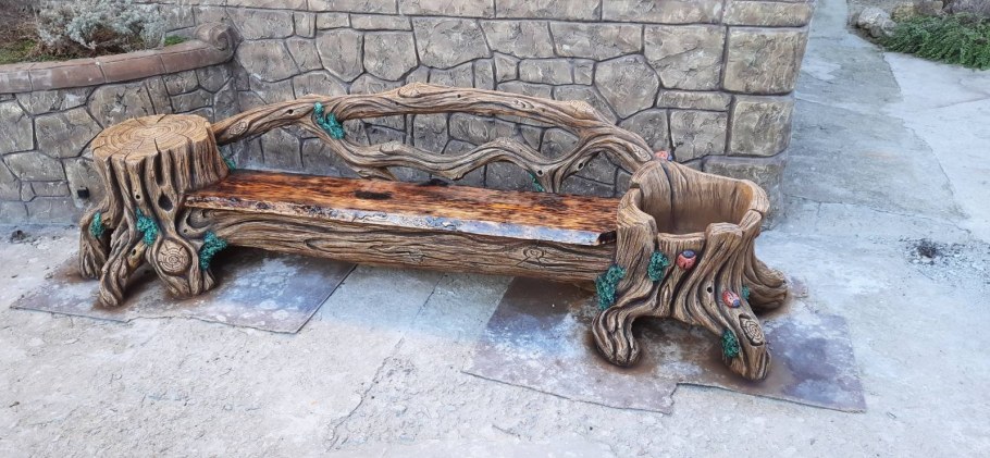 Скамейка во дворе