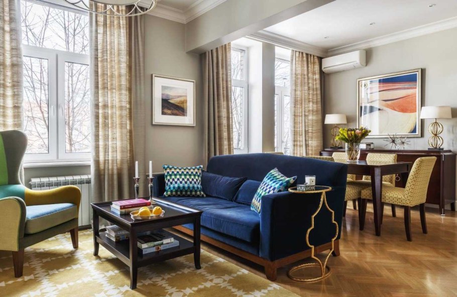 Гостиная с синим диваном