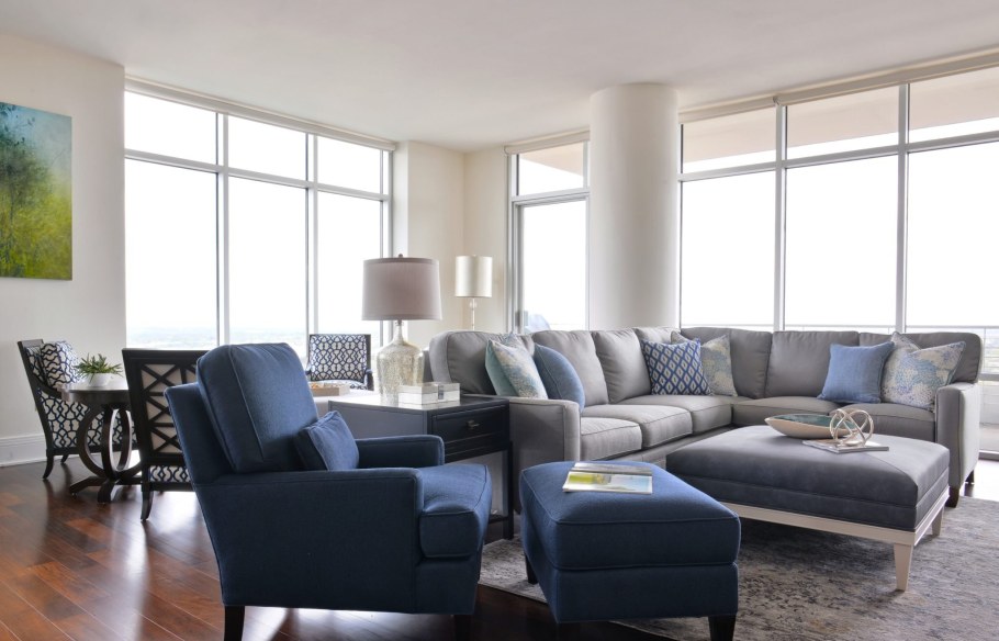 Серый диван и синее кресло