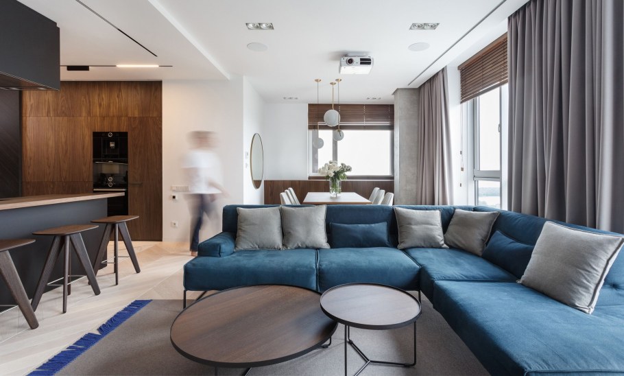 Кухня гостиная с голубым диваном