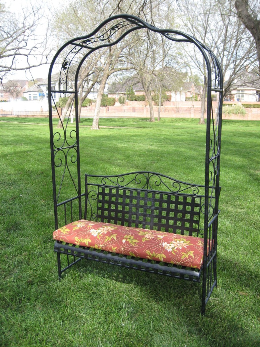 Скамейка с аркой металлическая