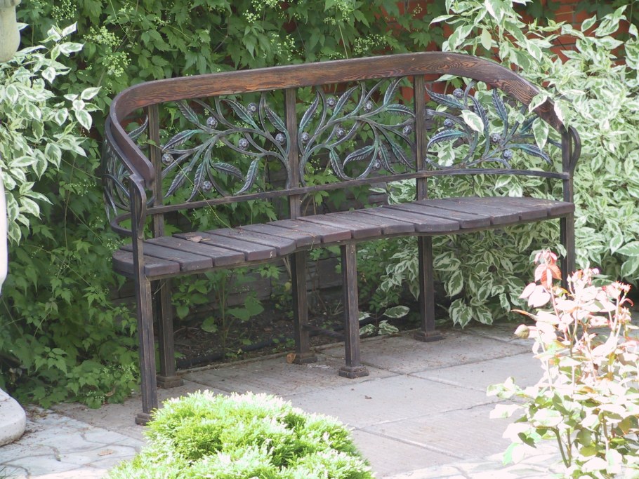 Необычные кованные лавки с аркой