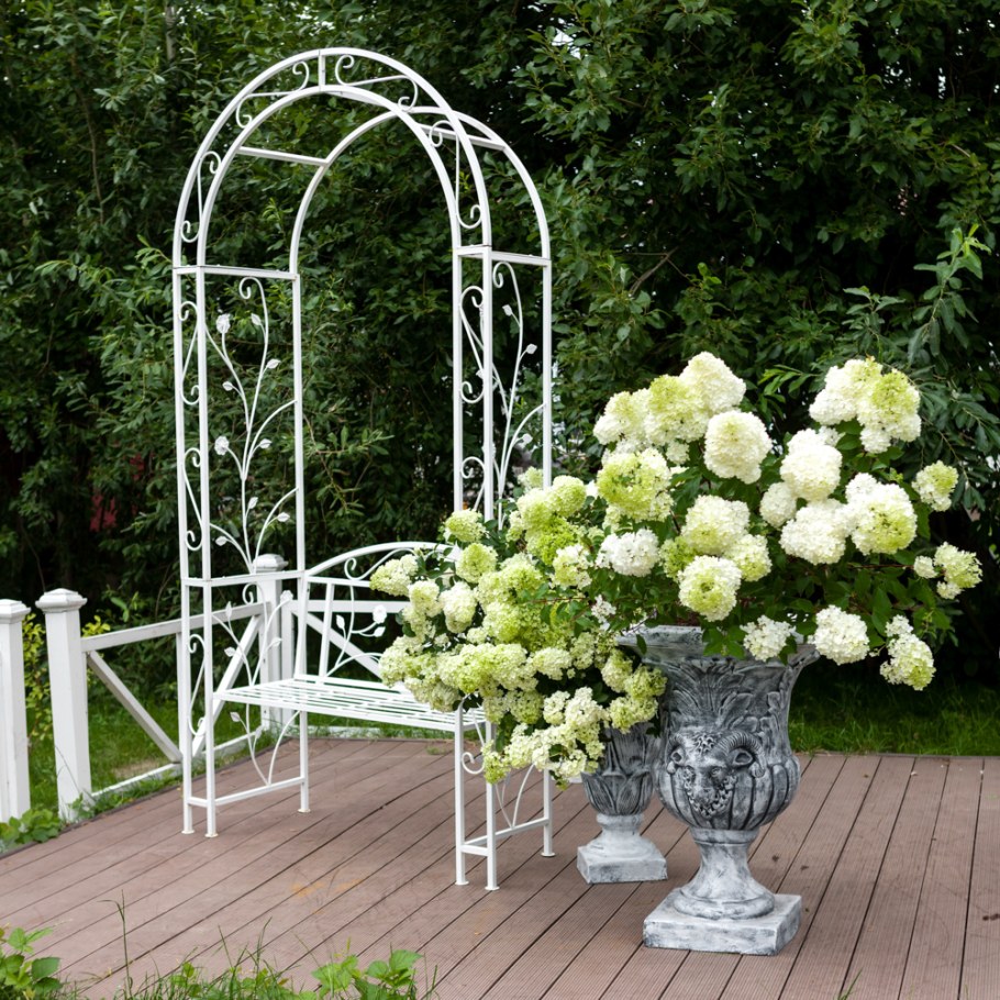 Кованая беседка белая