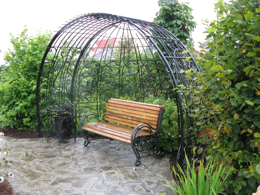 Кованые навесы над скамейкой