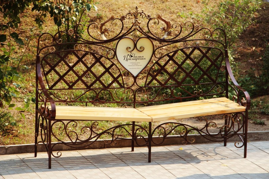 Скамья примирения кованая