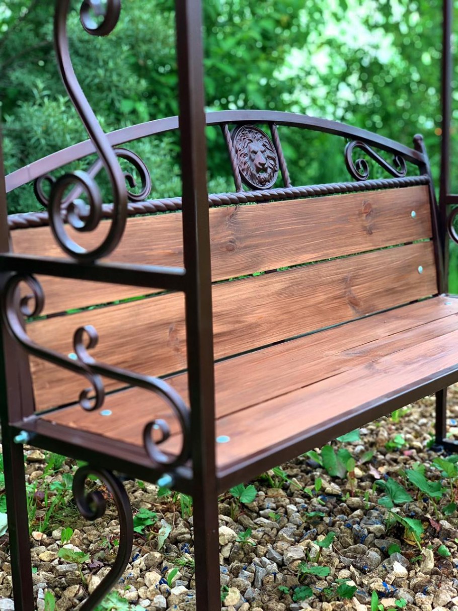 Кованая пергола со скамейкой