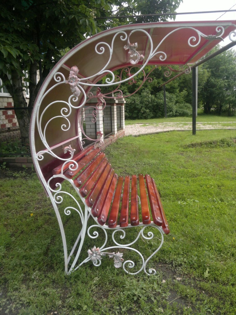 Кованая скамейка с навесом