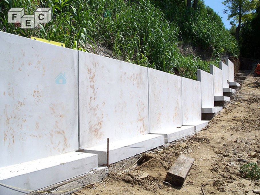 Бетонная монолитная подпорная стенка блок